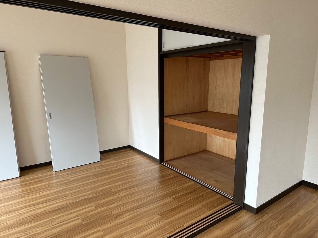 栄州ホームです！室内の木枠の塗装工事です！