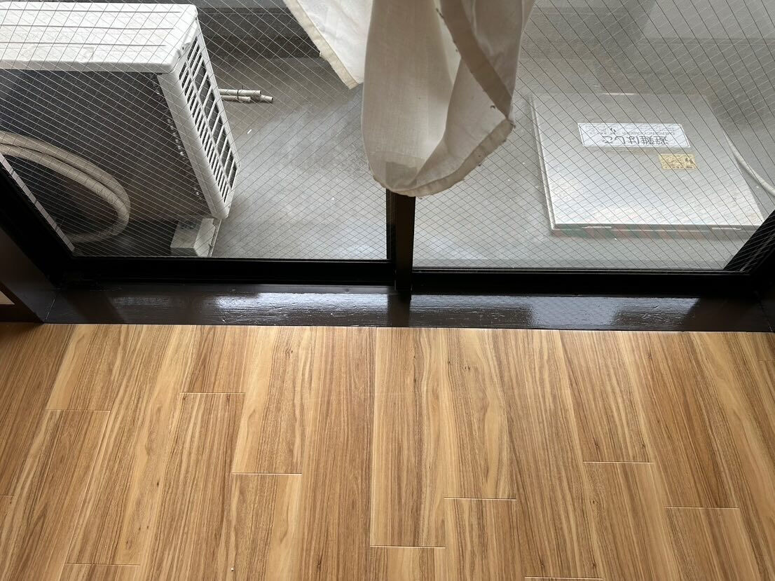 栄州ホームです！室内の木枠の塗装工事です！