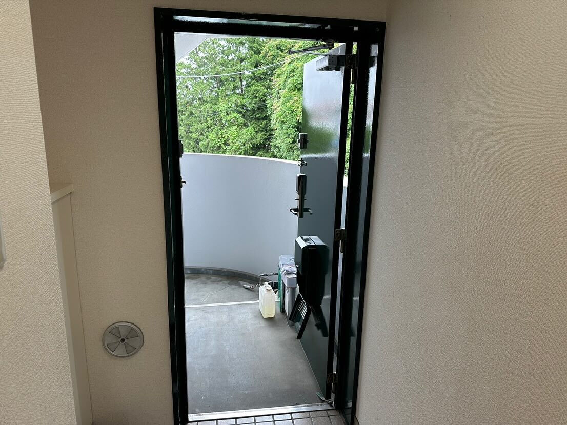 栄州ホームです！ドアの裏側も塗装して綺麗に仕上がりました！