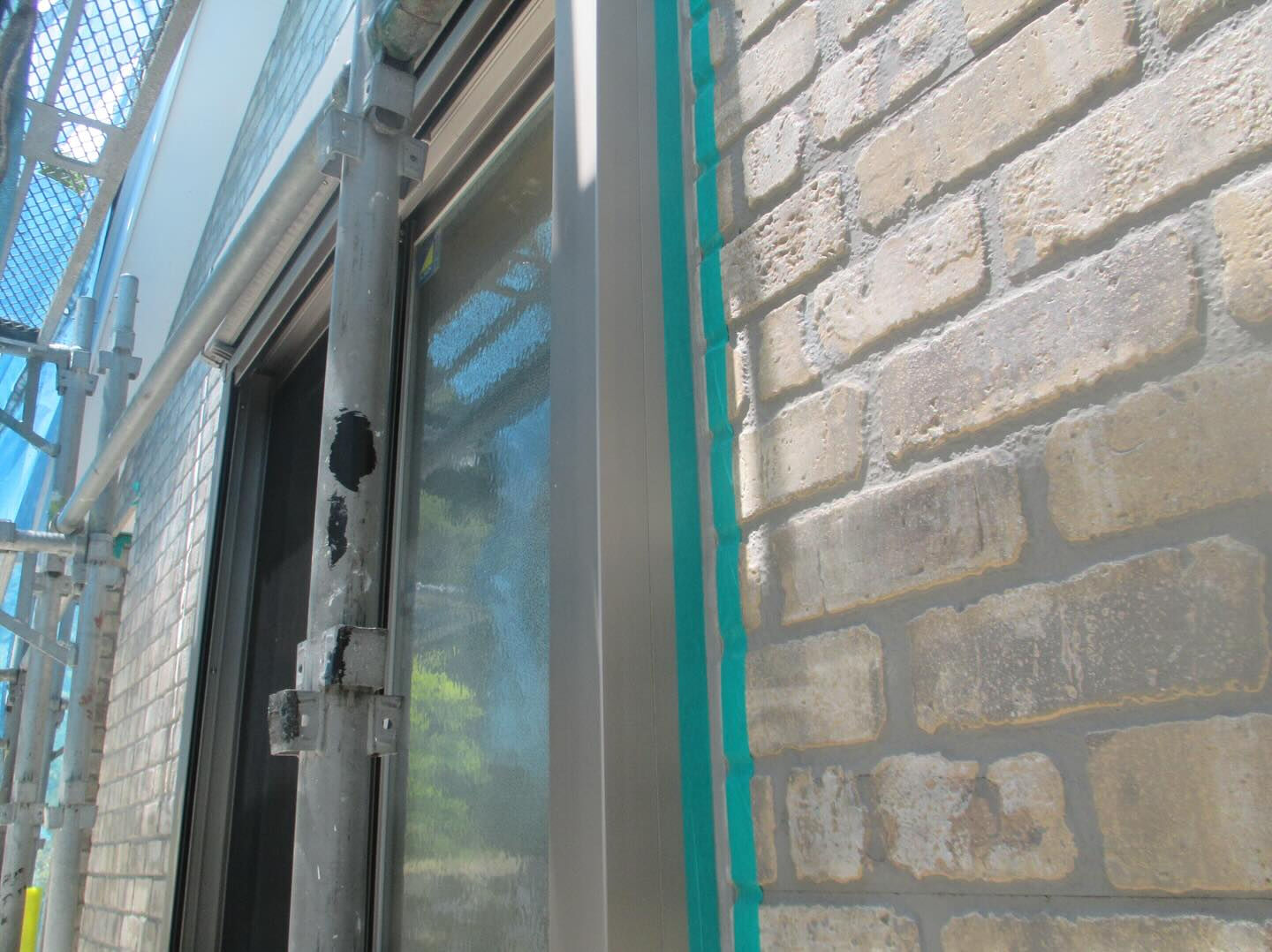 栄州ホームです！窓枠周りと軒天際のコーキングをしていきました