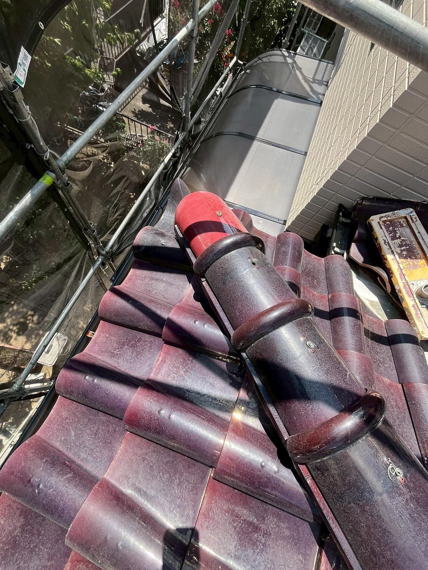 栄州ホームです！屋根屋さんに割れた瓦の交換をしていただきまし
