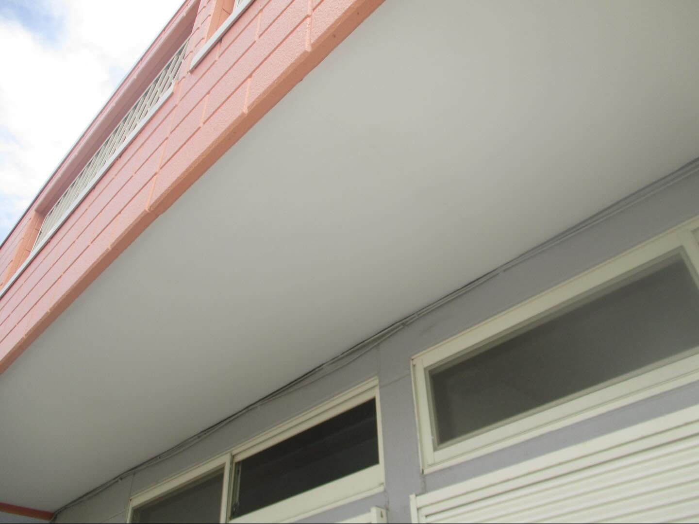 栄州ホームです！軒天パテ処理の後下塗りと中塗りと上塗りを塗装