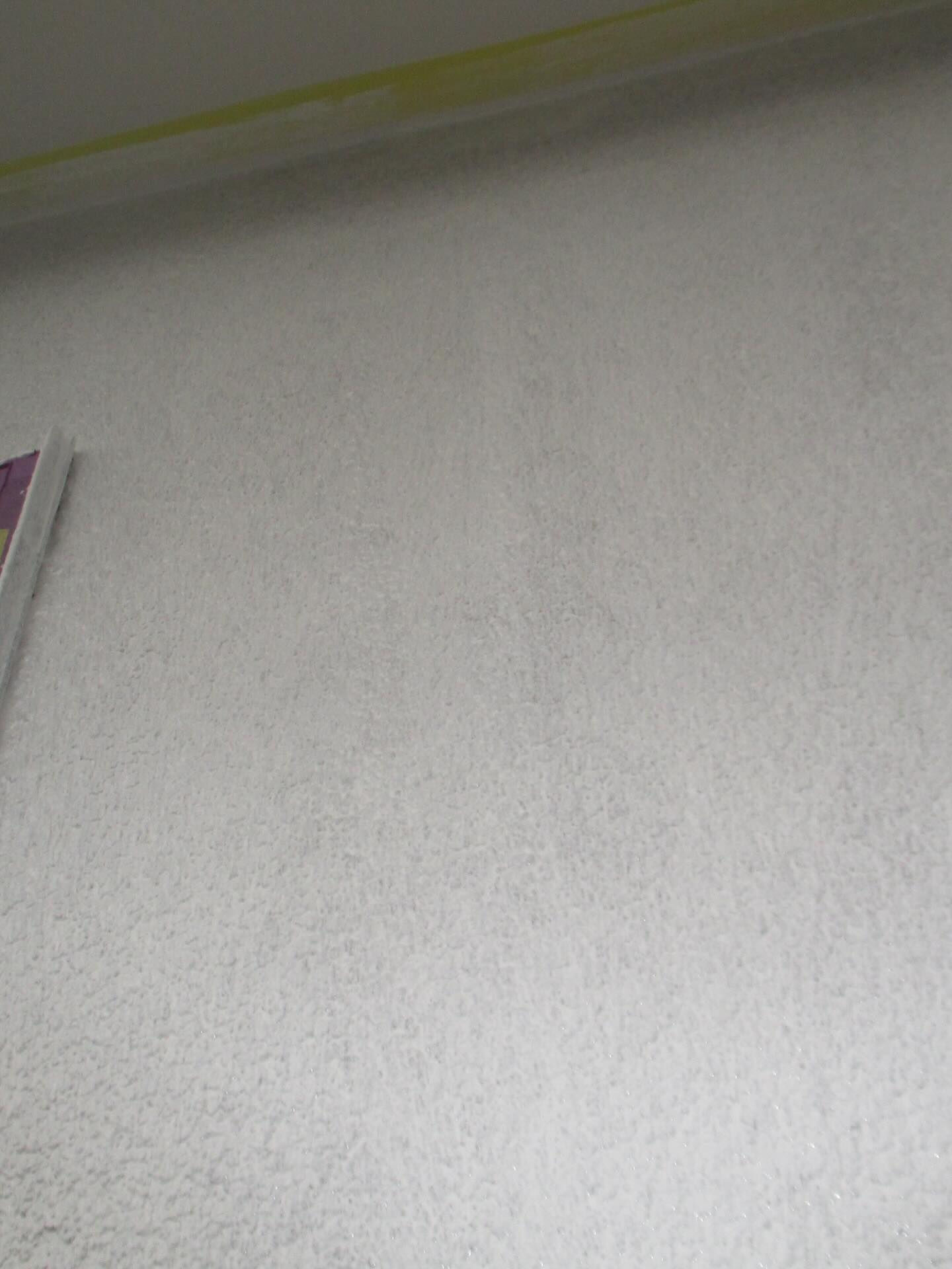 7/12/17 栄州ホームです 養生が終わって外壁を下塗りし