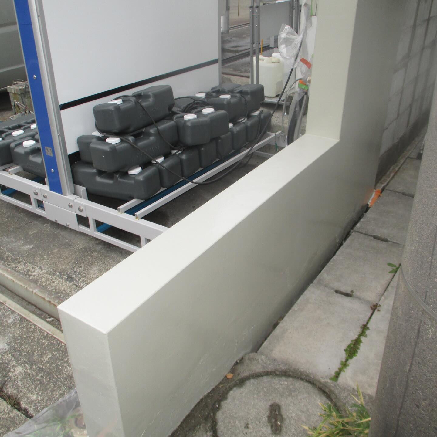 栄州ホームです！中塗りの後充分に乾燥させて上塗りを塗装してい