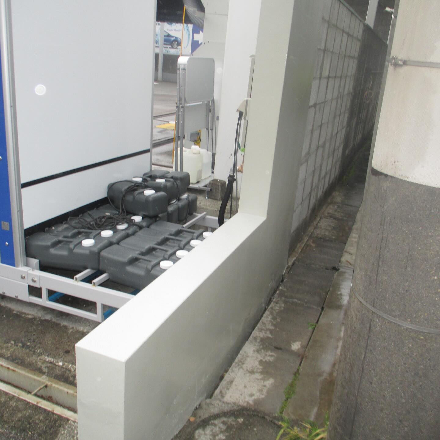 栄州ホームです！中塗りの後充分に乾燥させて上塗りを塗装してい