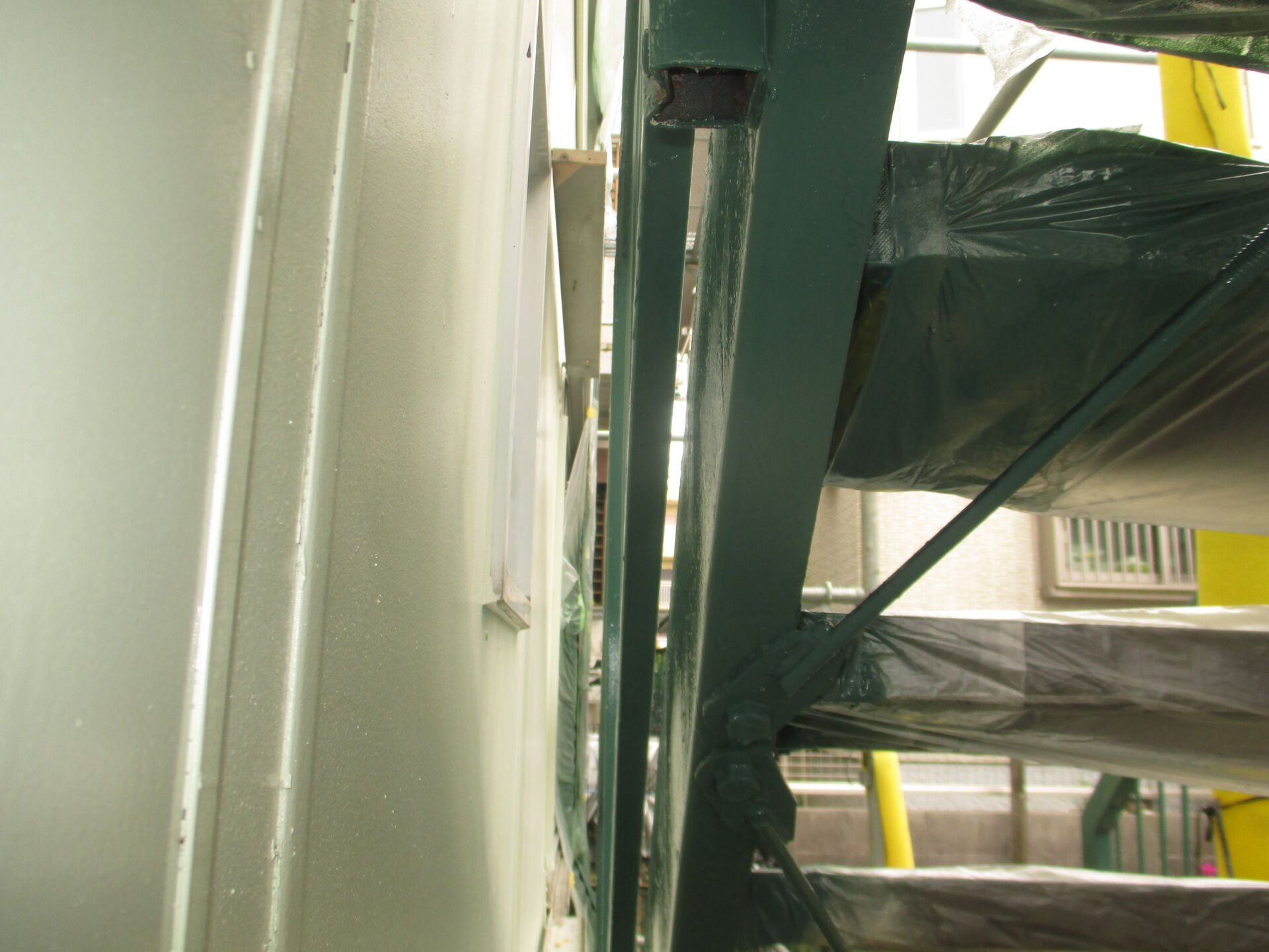 8/7/25 栄州ホームです 鉄骨階段の上塗りを塗装しました