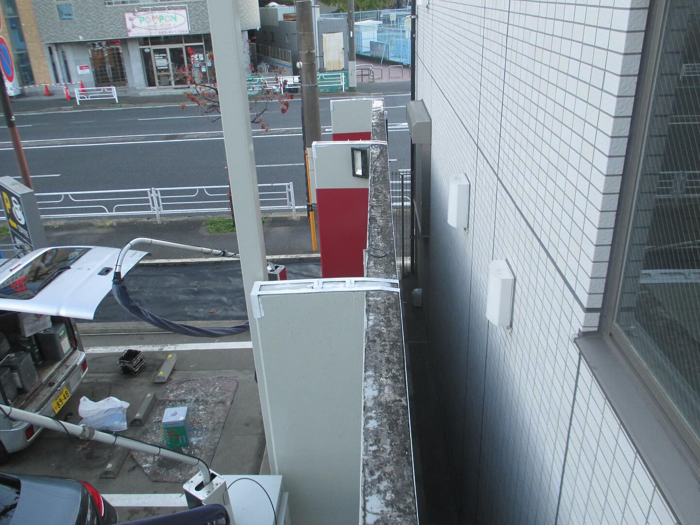 取り付けたアングルを錆止め塗装しました