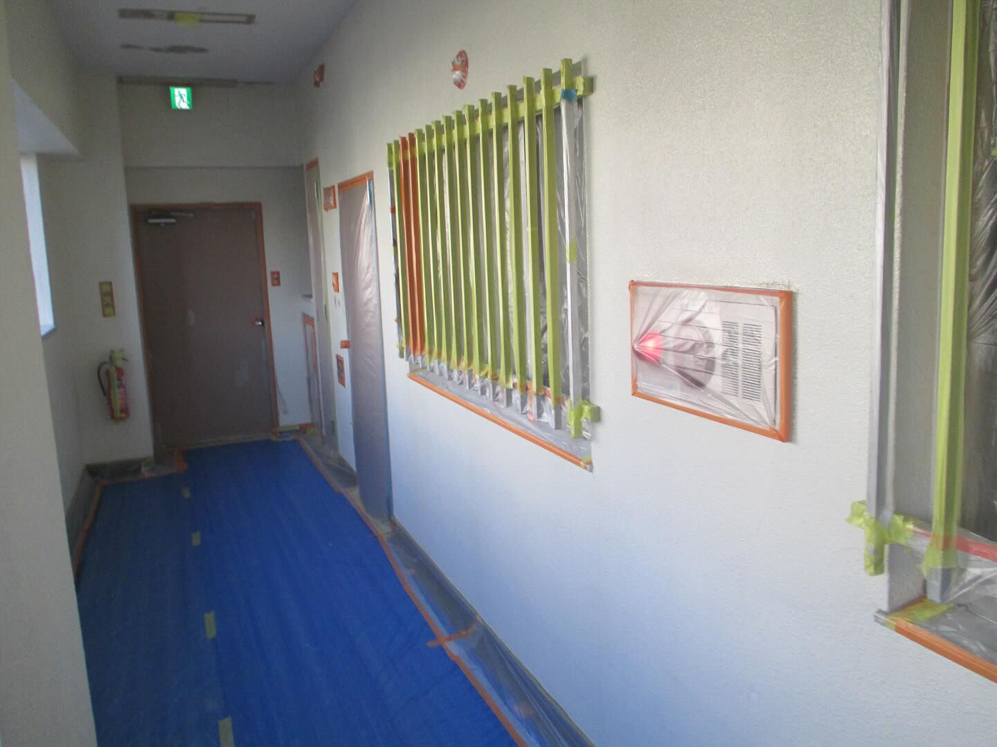 栄州ホームです！マンションの廊下の養生をしました(*^^*)