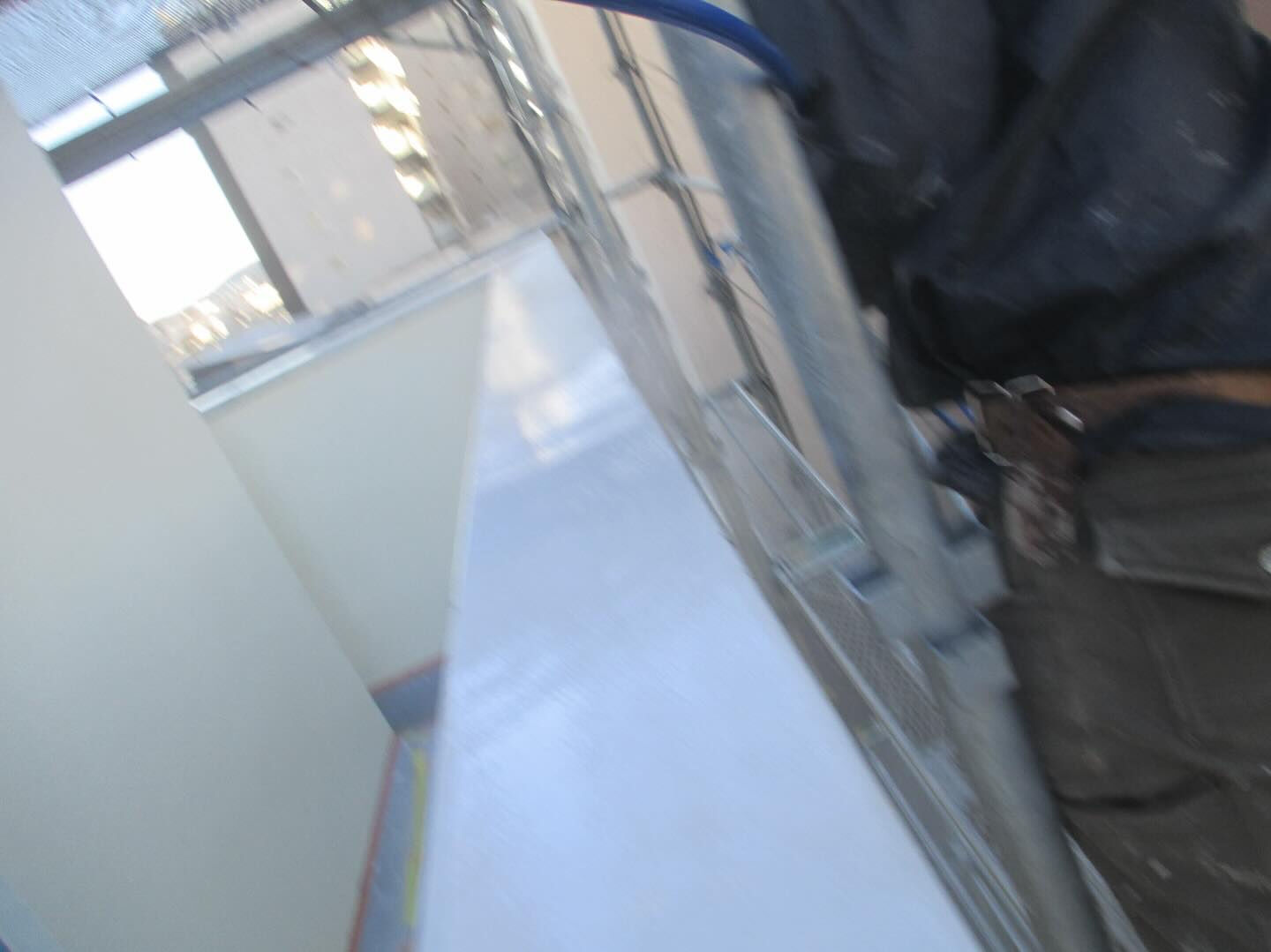 栄州ホームです！マンションの壁をシーラーを塗装しました！gr