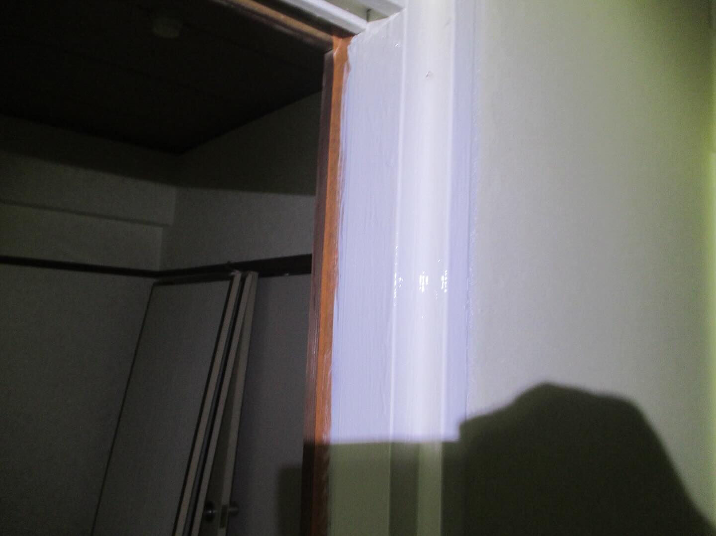栄州ホームです！マンションの内装の木枠を塗装しました