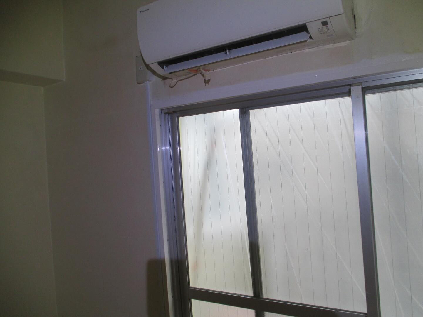 栄州ホームです！マンションの内装の木枠を塗装しました