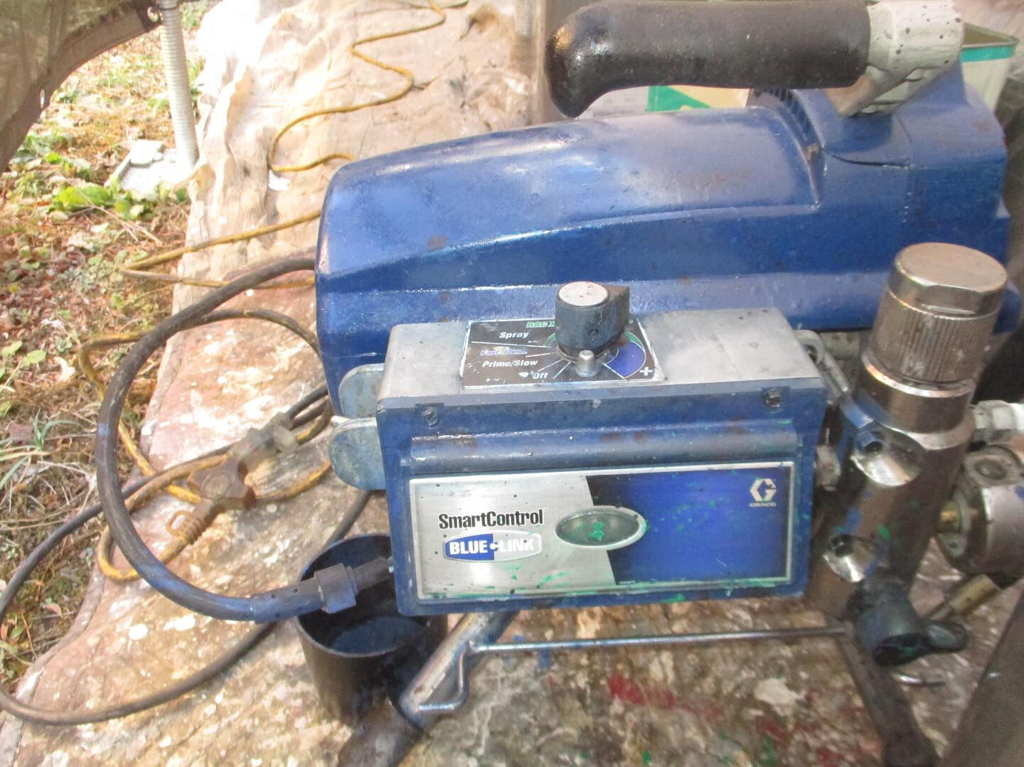 栄州ホームです！GRACO495で折板屋根を吹き付け塗装しま