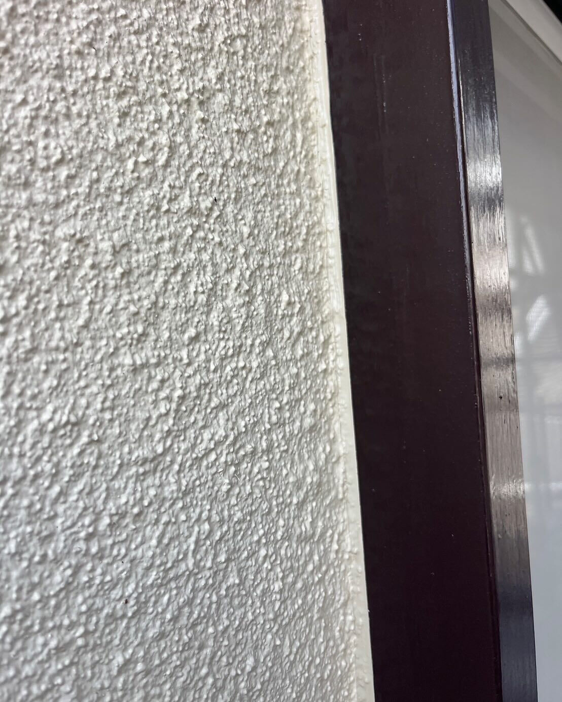 栄州ホームです！部分塗装の現場です！軒際と窓枠の際にコーキン