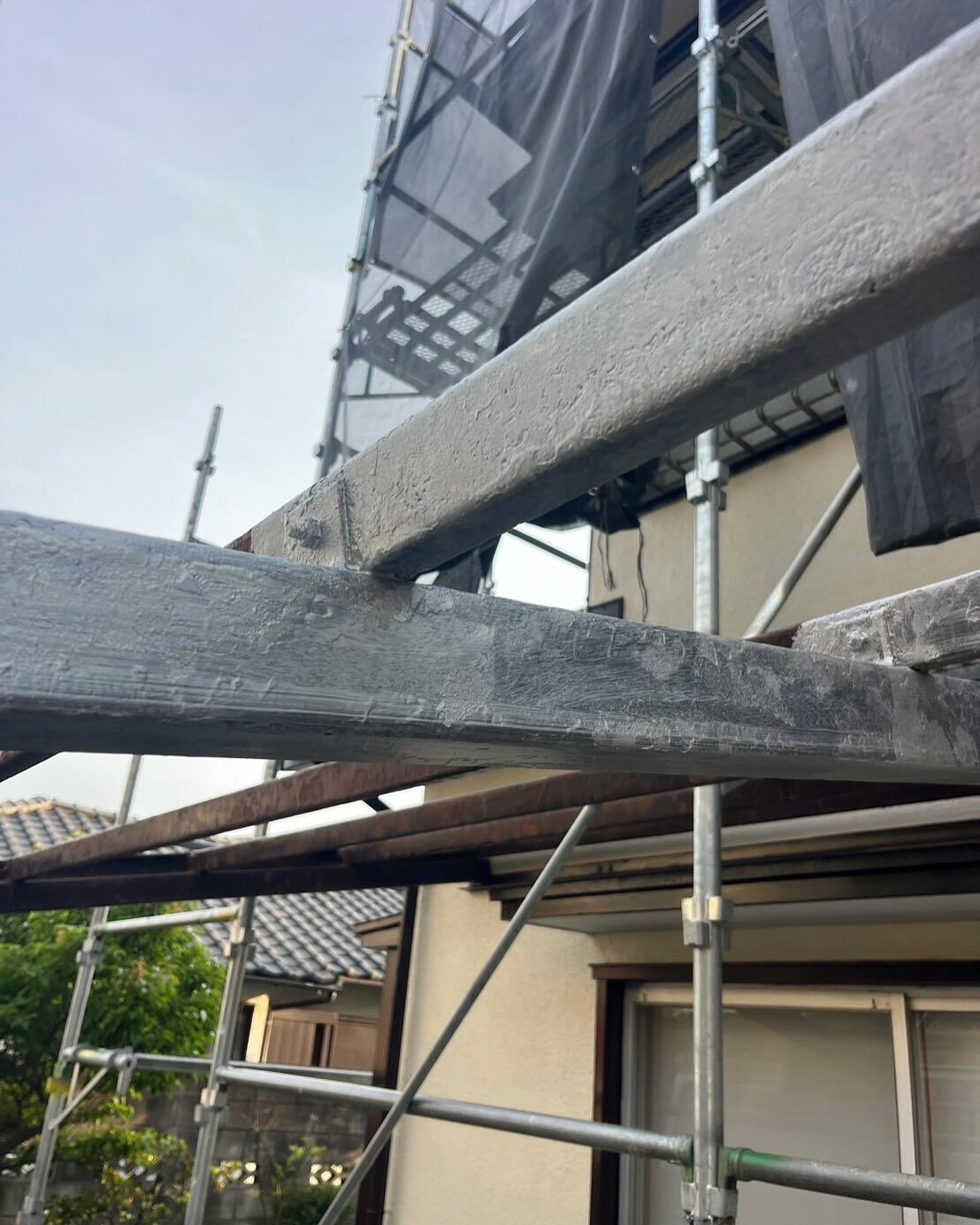栄州ホームです！鉄骨のケレンの後、サビキラープロを塗装しまし