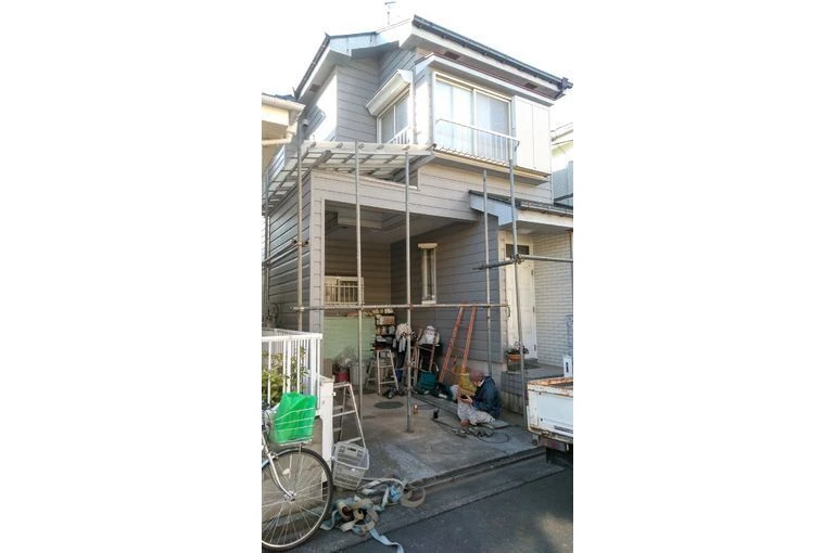 外壁と屋根の塗装工事の足場