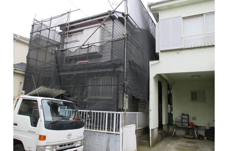 外壁と屋根の塗装工事の足場