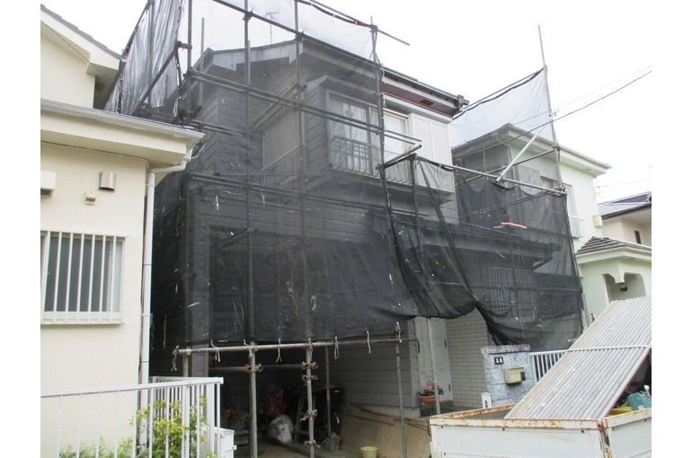 外壁と屋根の塗装工事の足場